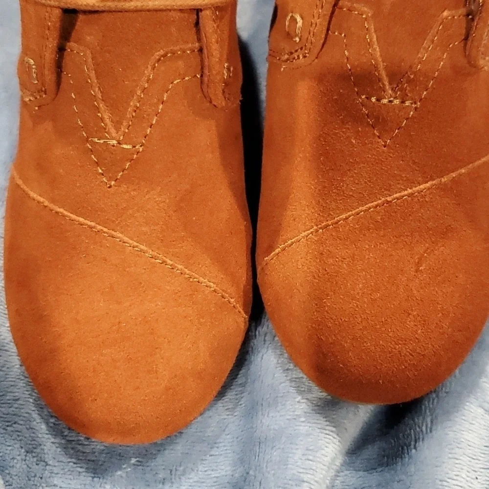 Toms rust brown suede heeled wedge lace up shoes nwot